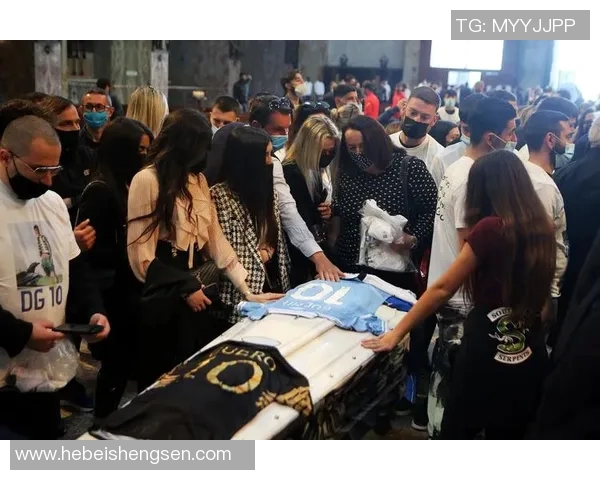 传奇谢幕:世界足球巨星葬礼引发球迷深切缅怀与全球追思 传奇谢幕:世界足球巨星葬礼引发球迷深切缅怀与全球追思